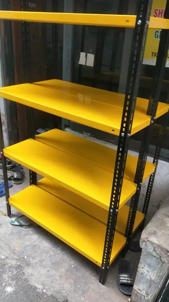 Rak besi lubang gudang