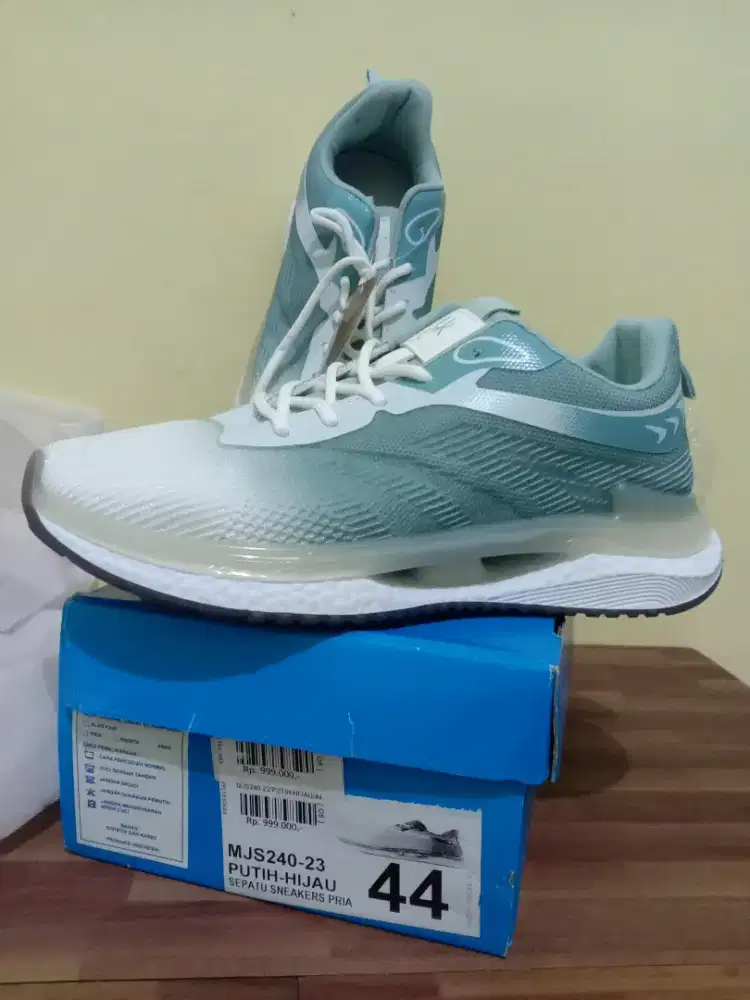 Sepatu yongki komaladi