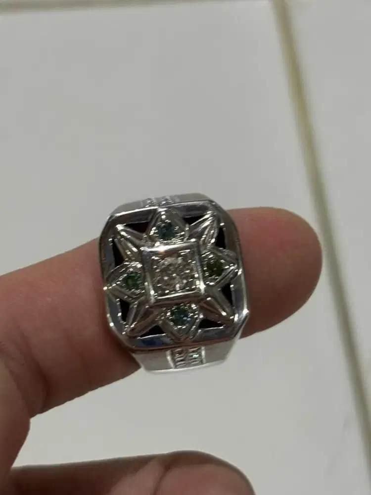 Berlian ( diamond ) natural