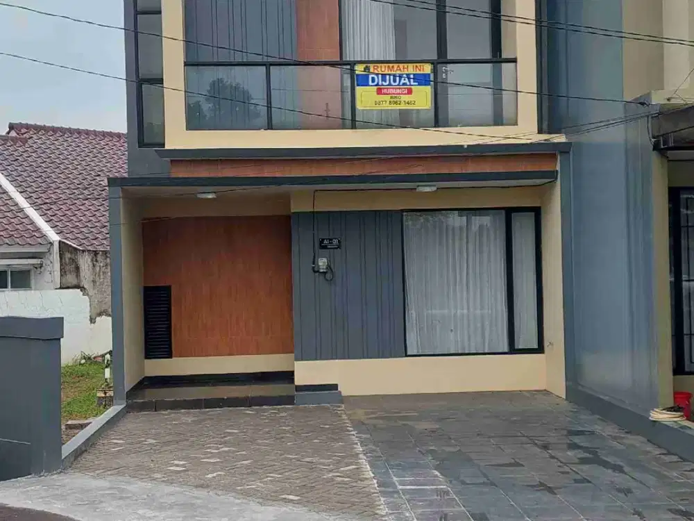 Rumah Tingkat Luas Bagus di Hook di Sawangan Village