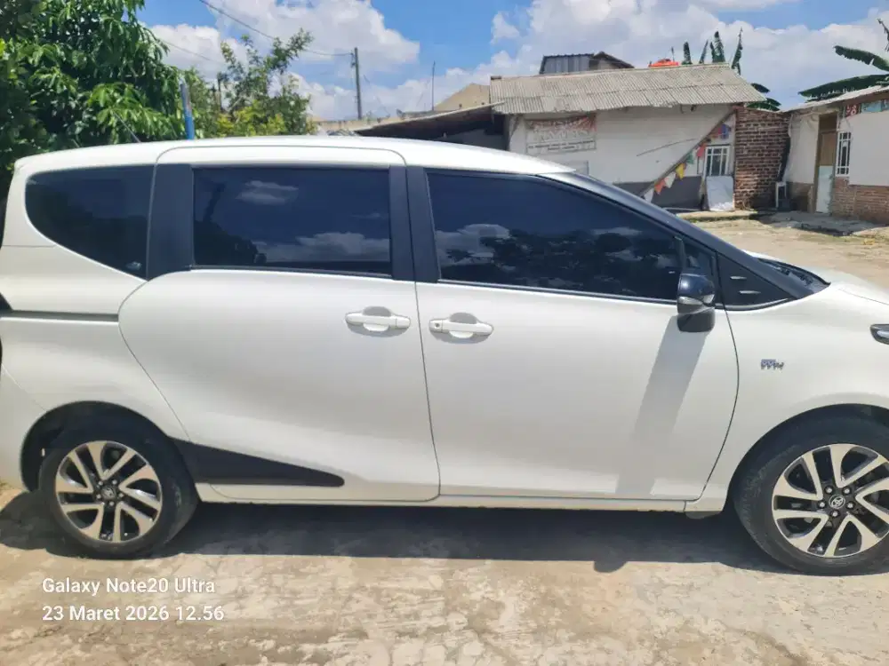 Dijual toyota sienta 2016 AT