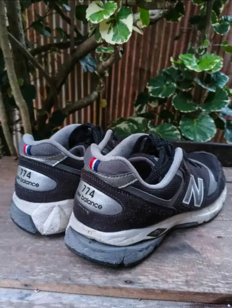 Sepatu New Balance NB 2002r france edition size 43