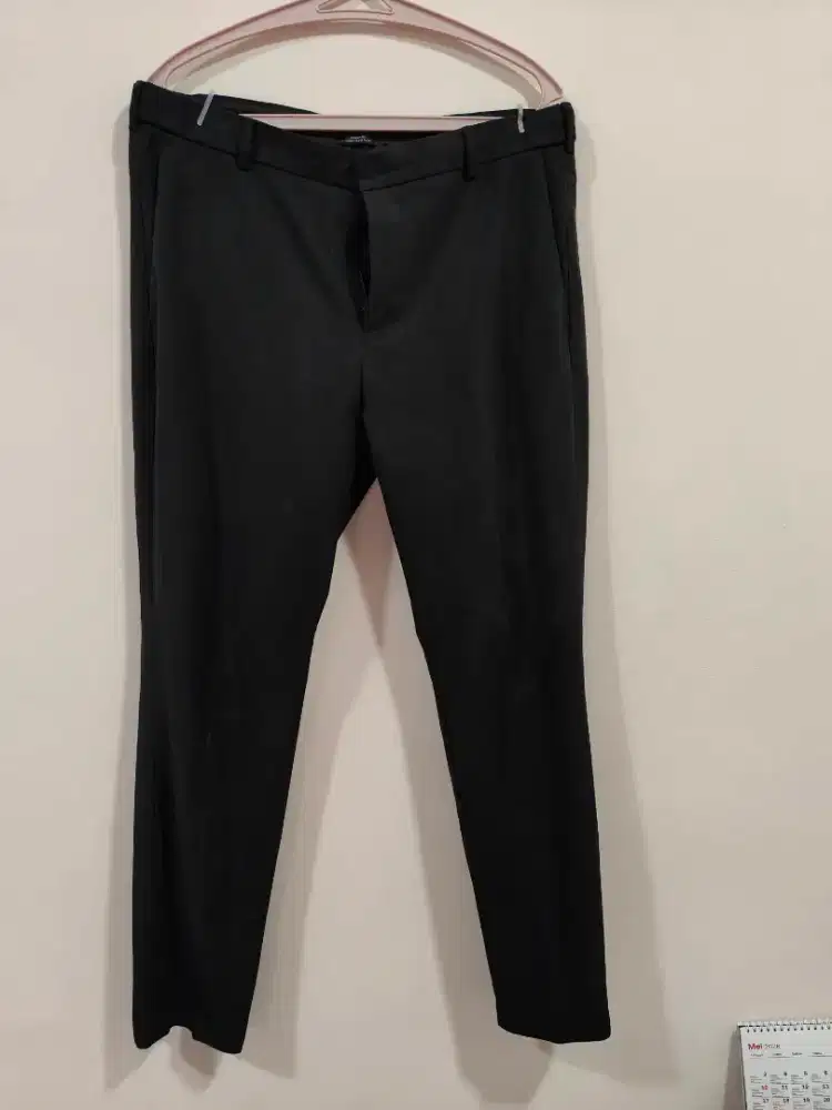 Celana bahan pria model skinny fit