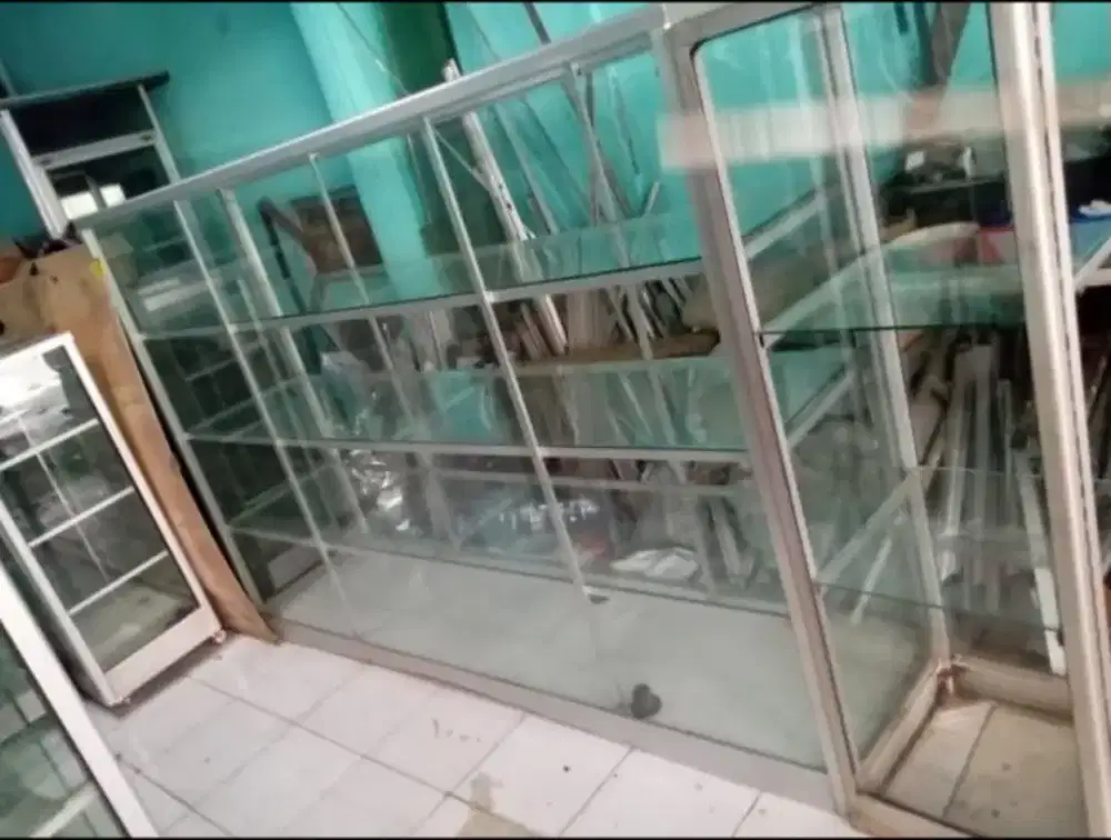 Etalase bekas UK 2 meter
