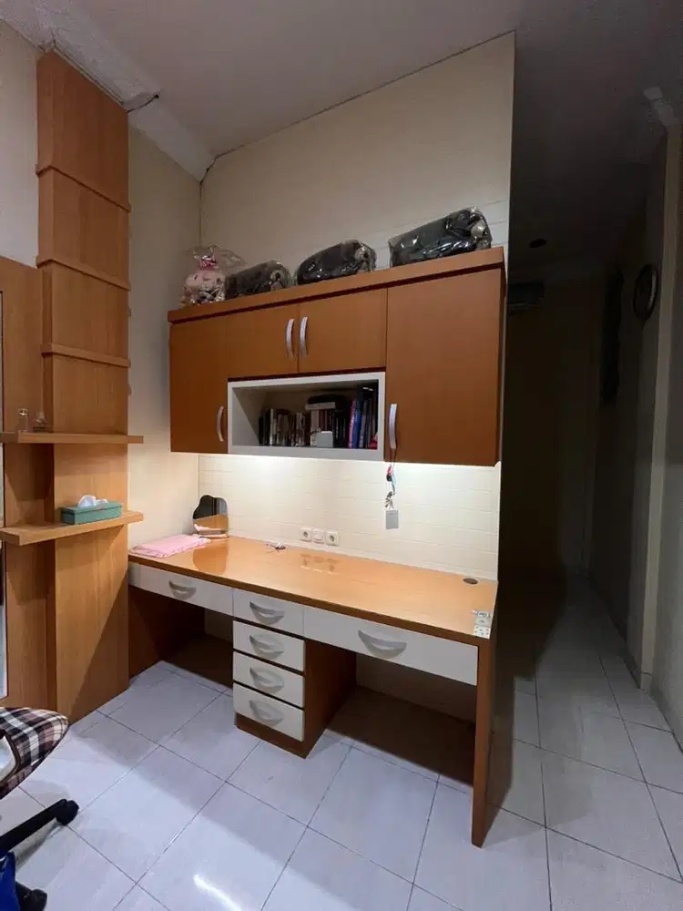 Lemari belajar bekerja