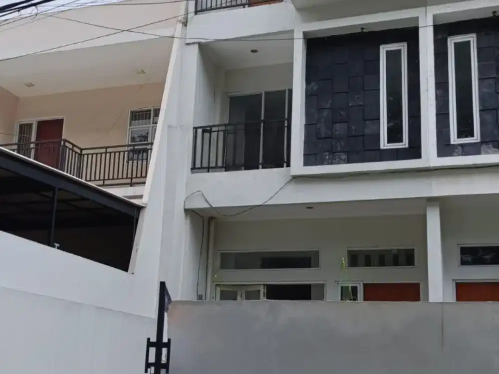 Rumah Nyaman 3 Lantai di Kebon Jeruk Permai Jakarta Barat