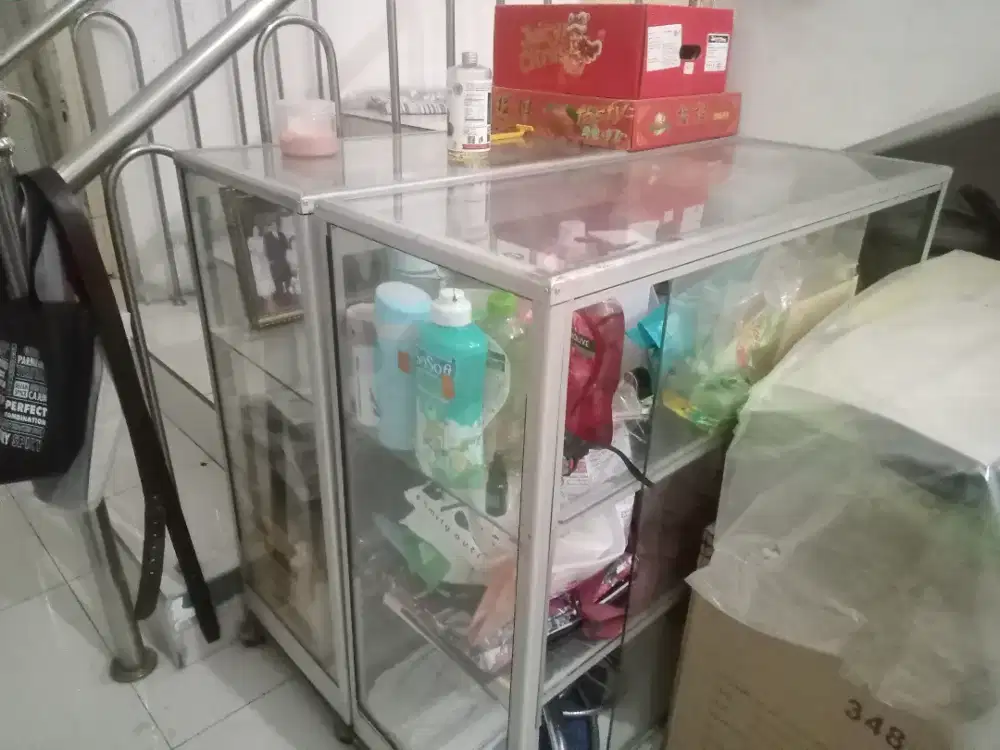 Lemari bekas kaca aluminium