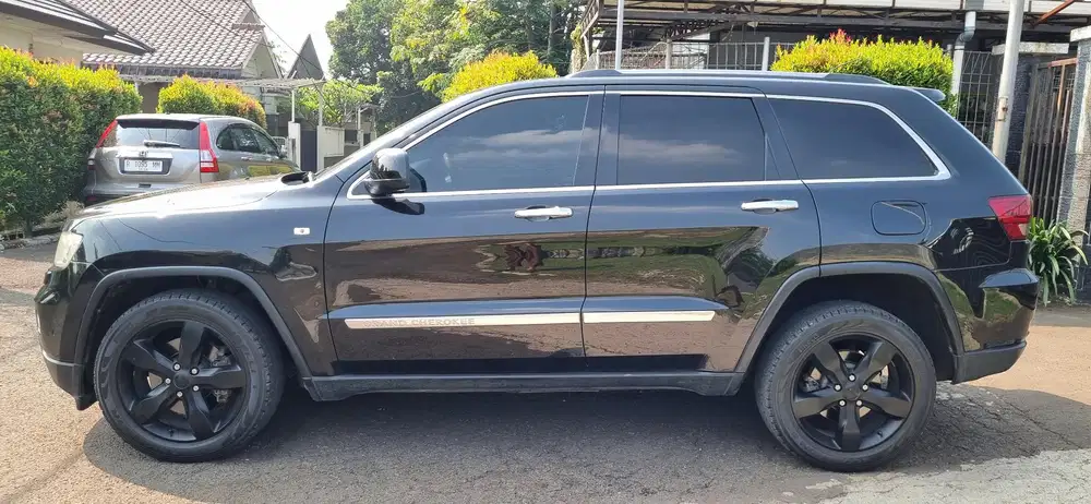 Jeep Cherokee 3.6L 4X4 Overland 2013 Hitam