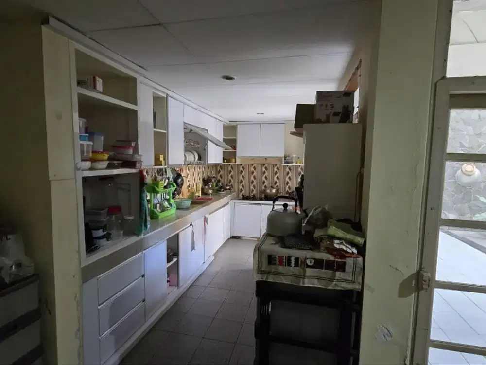 Rumah Semi Furnish Cantik dengan Taman Belakang Siap Huni & Nyaman untuk Keluarga