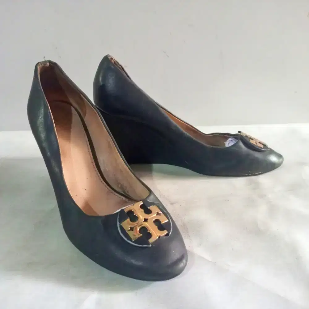Tory Burch Black Leather Wedge Pumps sz. 8,5 • Sepatu Fashion Wanita