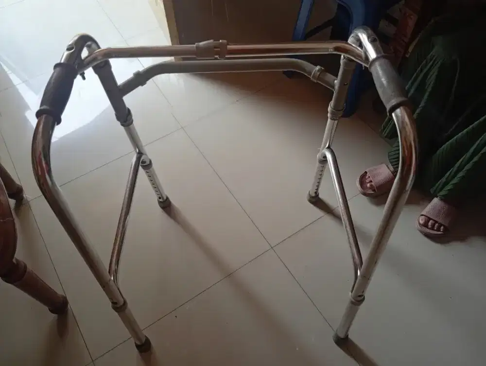 Walker - alat bantu jalan 4 kaki