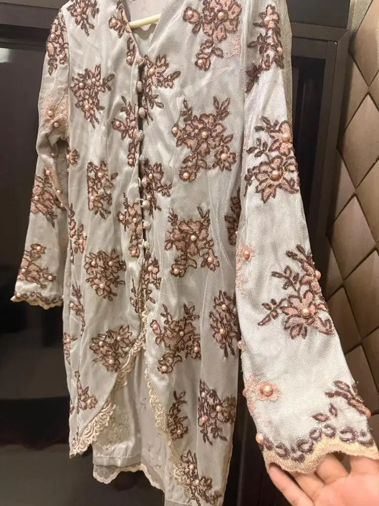 Kebaya pesta wanita