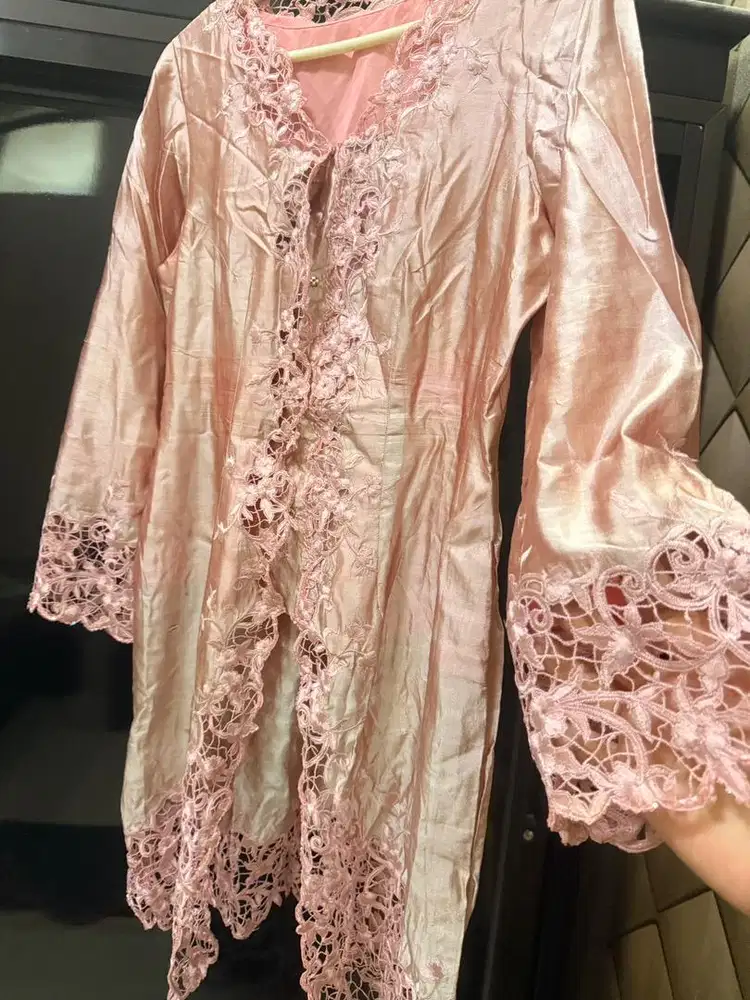Kebaya bordir wanita