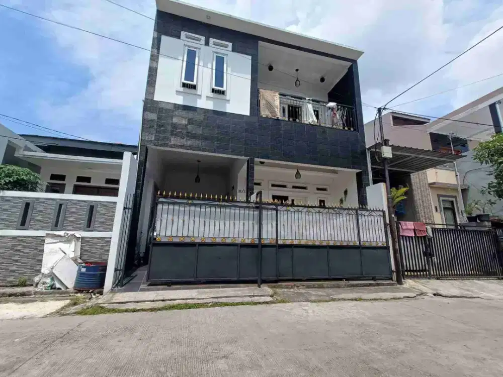 rumah 2,5 lantai di Bulevard Hijau harapan indah.