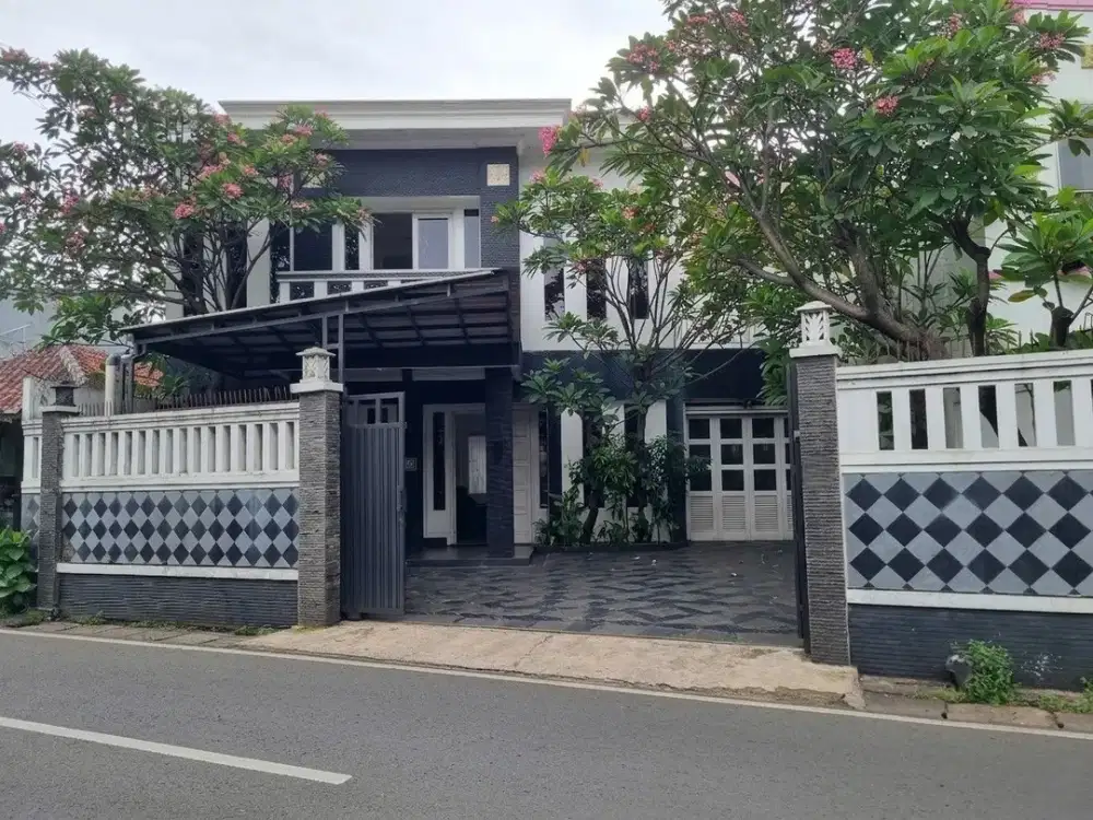 Rumah 2Lt Dengan Private Pool di Paso Jagakarsa, Dekat Tol Desari
