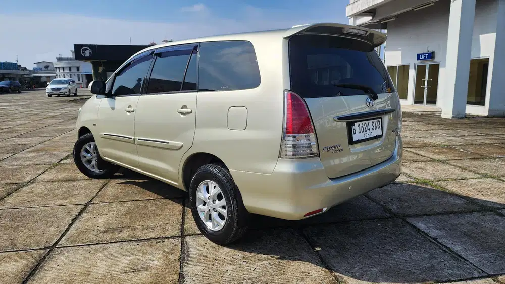 Toyota Kijang Innova 2010 Bensin