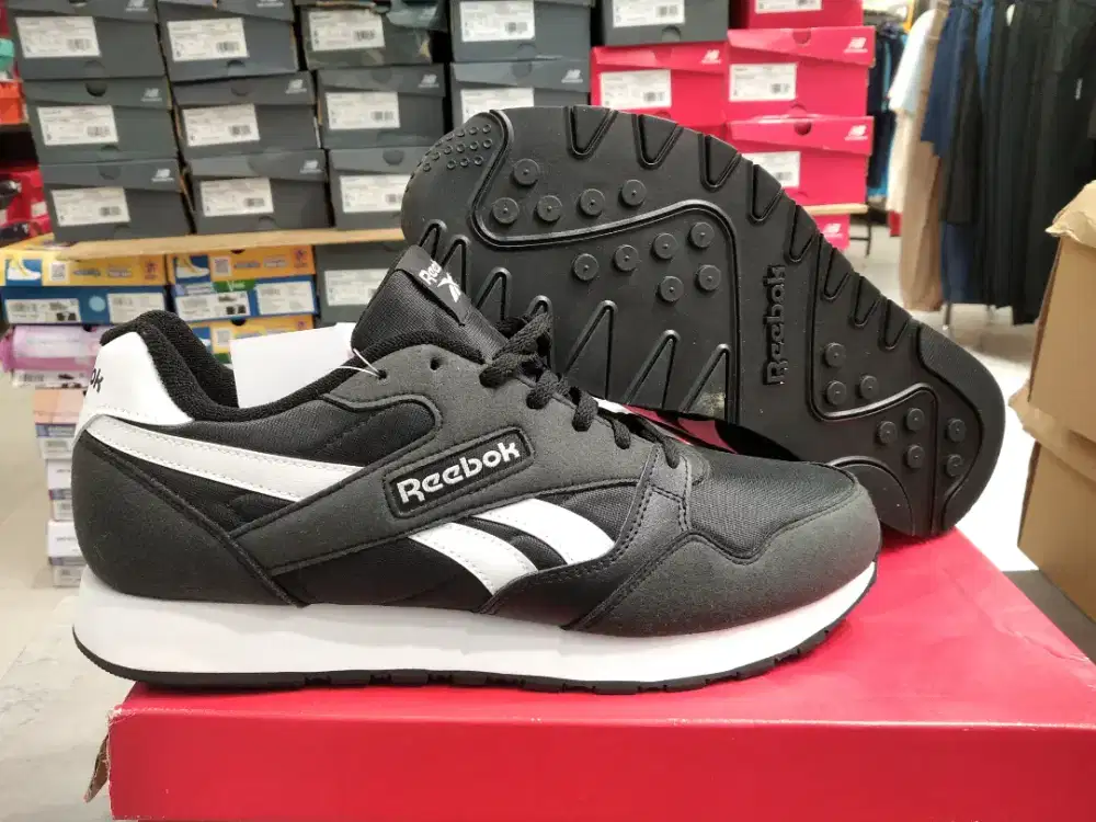 Sepatu sneakers reebok classic size 43