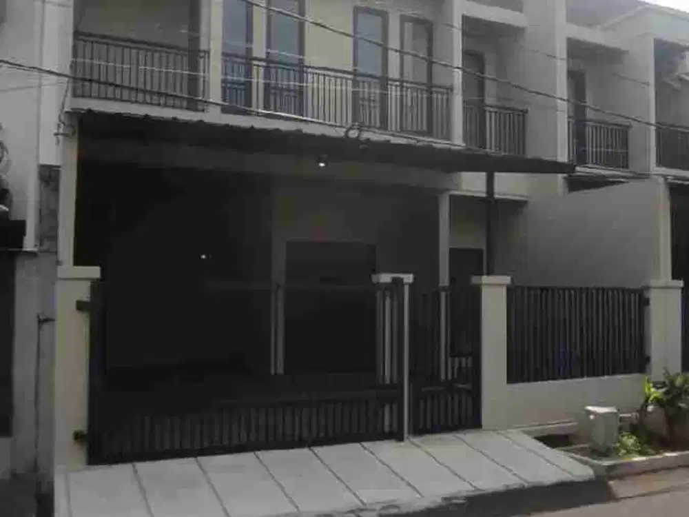Jual rumah di pondok kelapa 5 KT LT 160 m2 Lingkungan nyaman siap huni