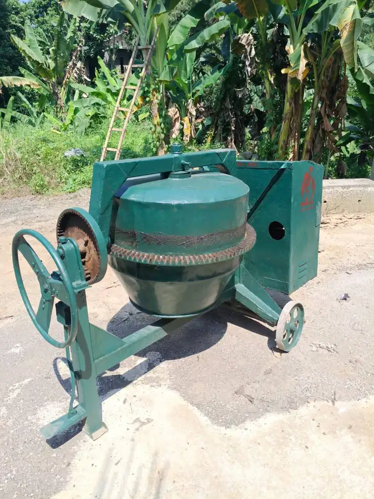 Jual Mesin Molen Beton Merk AAA Kondisi Mulus Siap Pakai