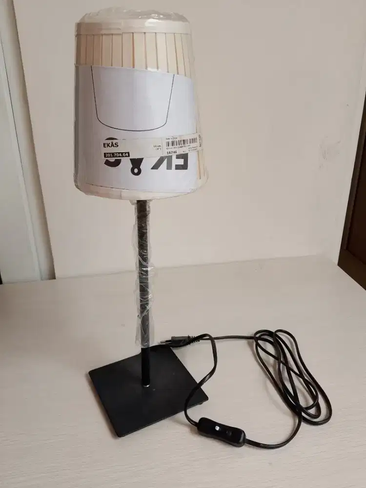 Lampu Ikea masih plastikan.
