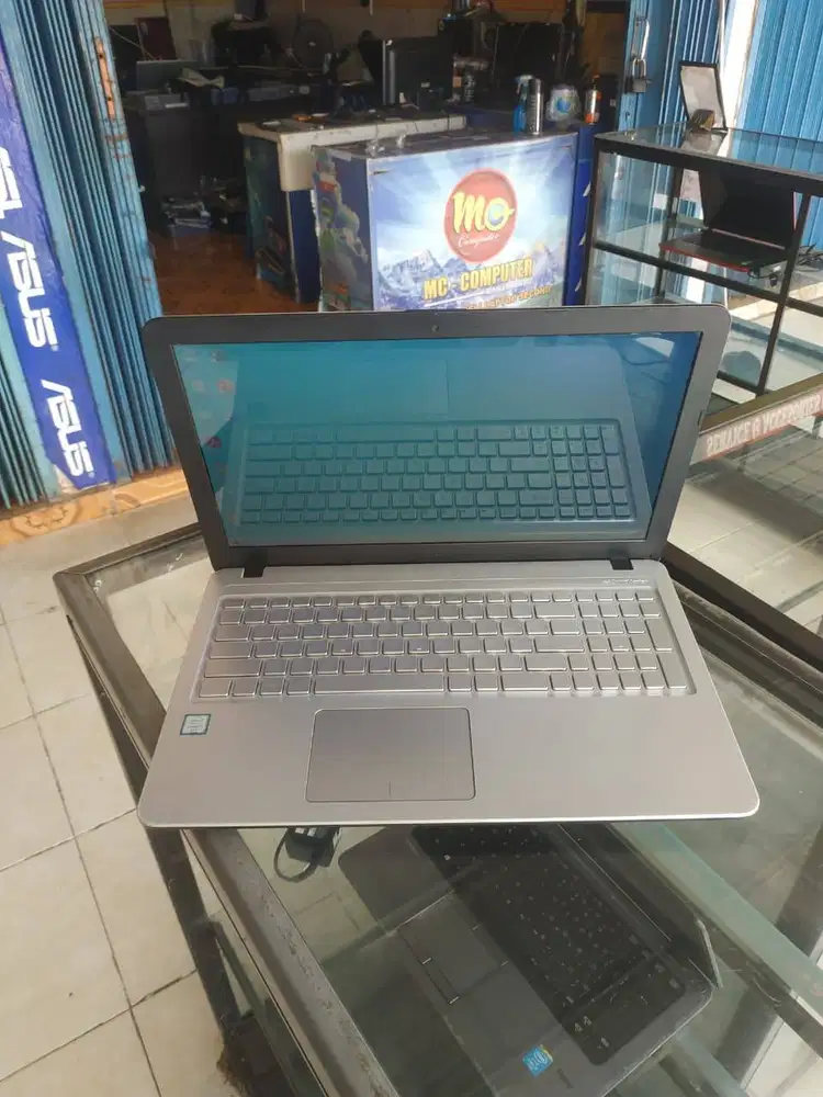 Laptop ASUS buat nonton film dan NETFLIX / layar lebar / 8gb ram DDR4