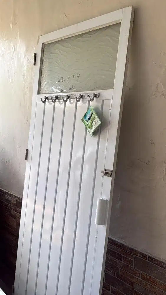 Pintu aluminium tebal dengan kaca hias