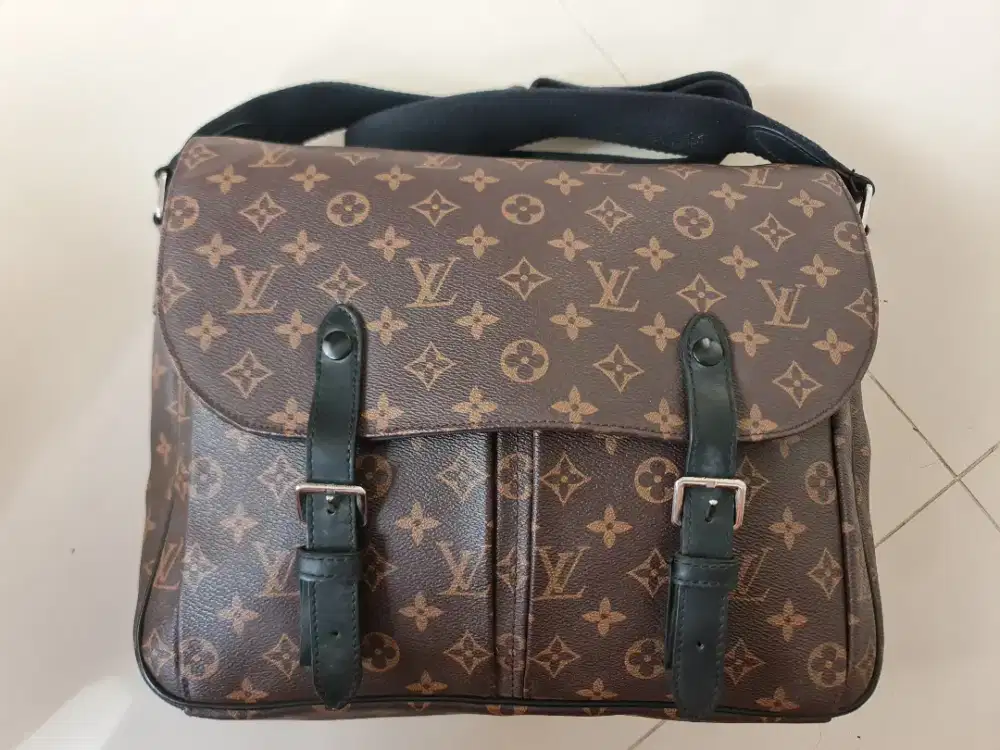 Tas Sling Bag Laptop Pria Louis Vuitton Paris Brown
Second
Kulit Asli