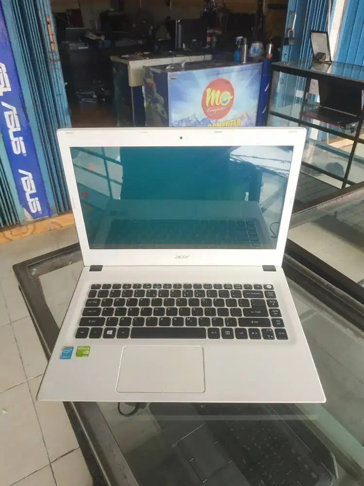 Laptop acer warna panda MULUSS/ Spek buat EDIT & DESAIN