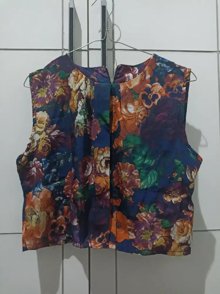 Crop Top Navy Motif Bunga Tanpa Lengan