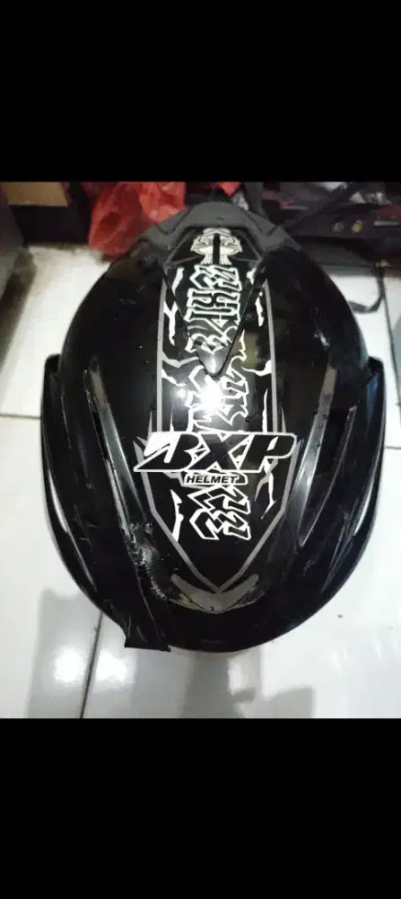 Dijual  helm half face minus bagian atas ada retak.