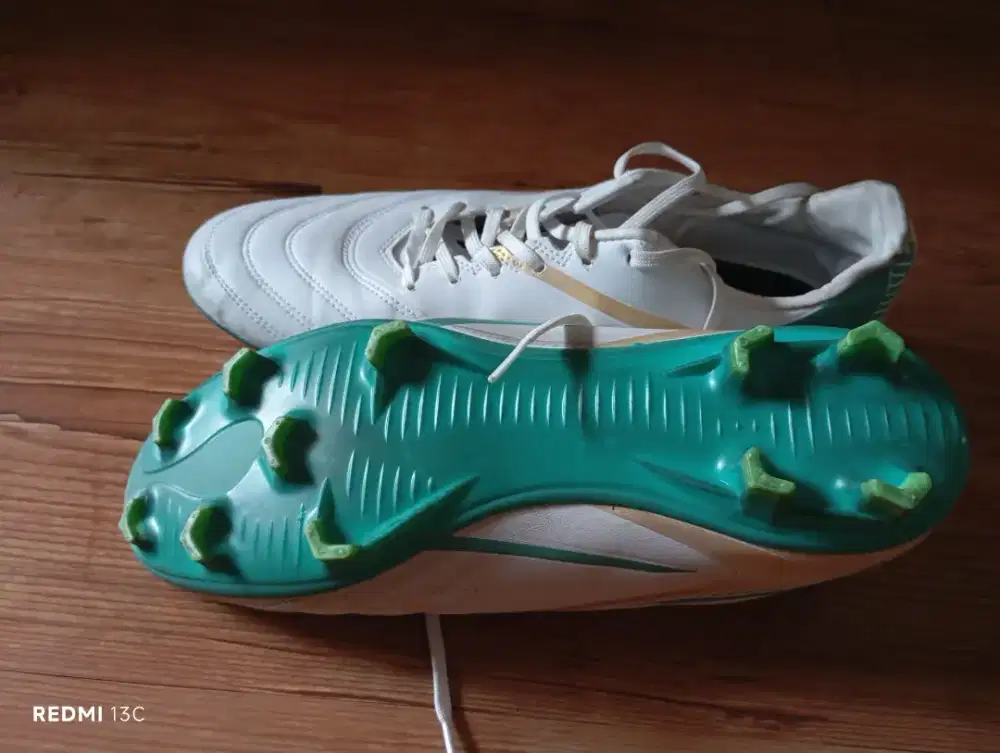 Sepatu Sepak Bola