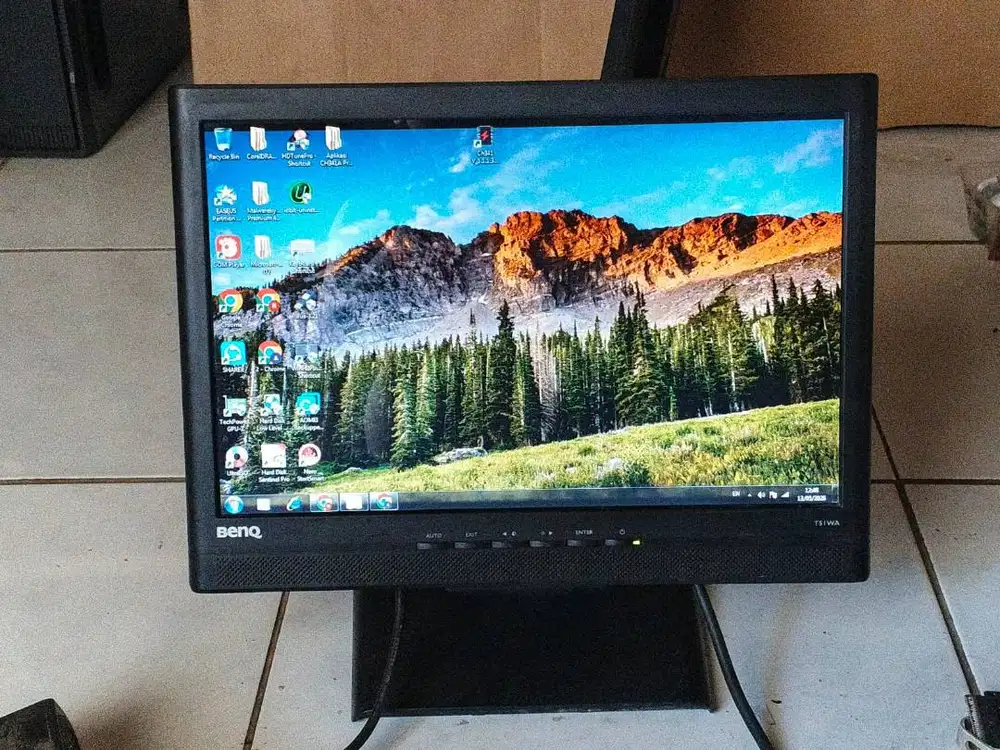 monitor 15 inc BENQ normal gambar bagus