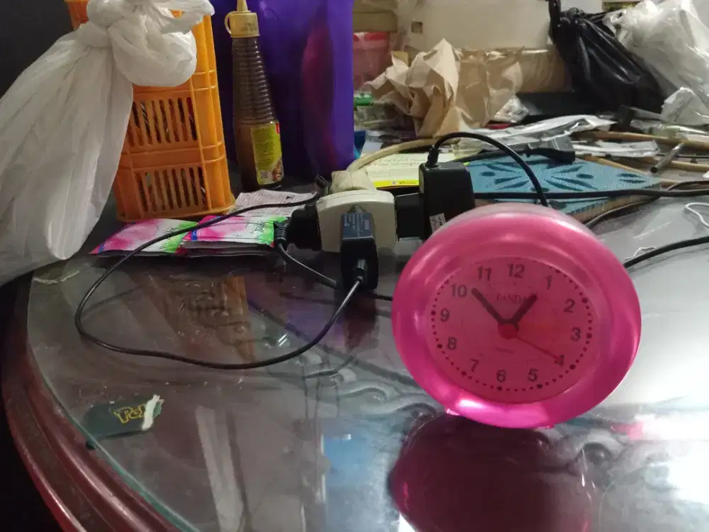 Jam meja warna pink