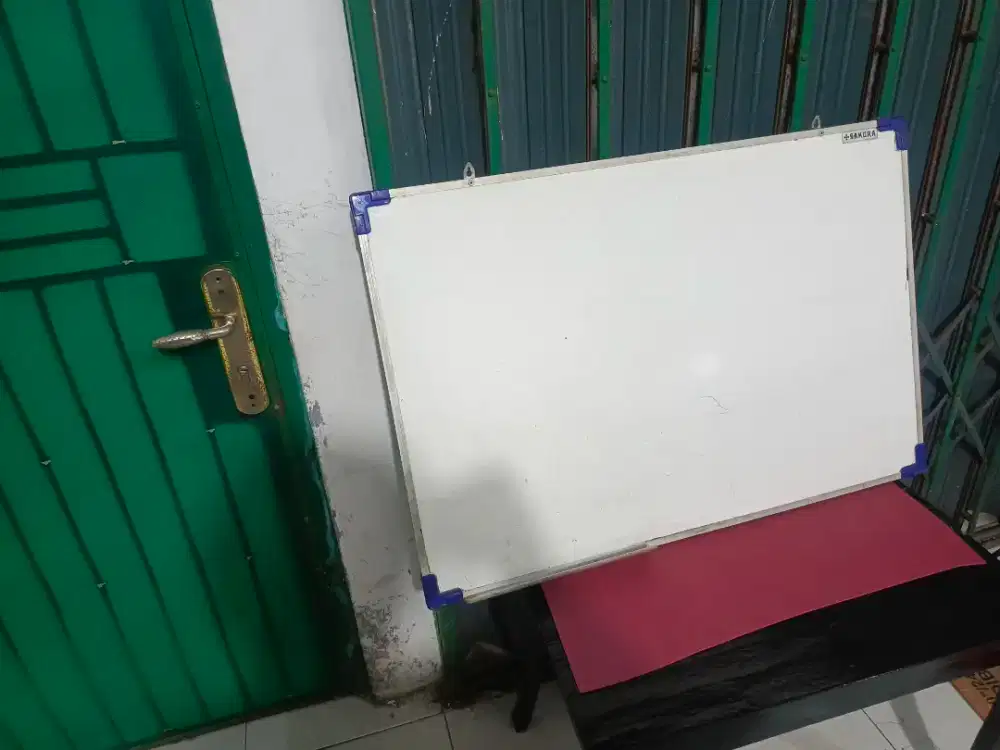 papan tulis putih 90 x 60 kondisi 80 persen murah aja