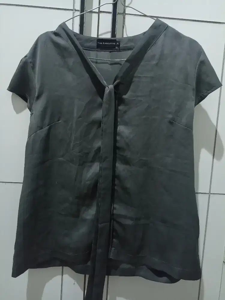 Blouse Grey Tanpa Lengan Tali Leher