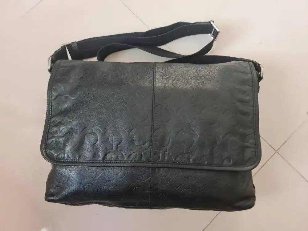 Tas Kerja Laptop Pria Coach Op Art Embossed Slim Messenger
Kulit Asli