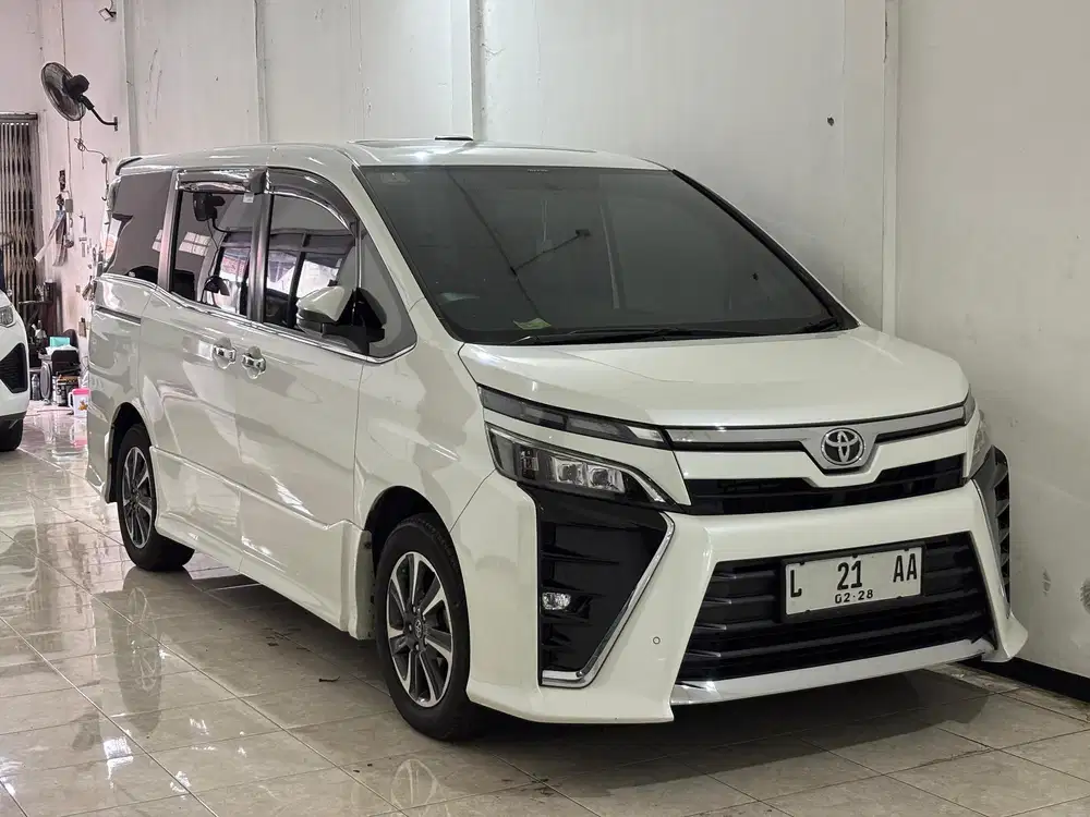 Toyota Voxy AT 2017. Istimewa Orisinil