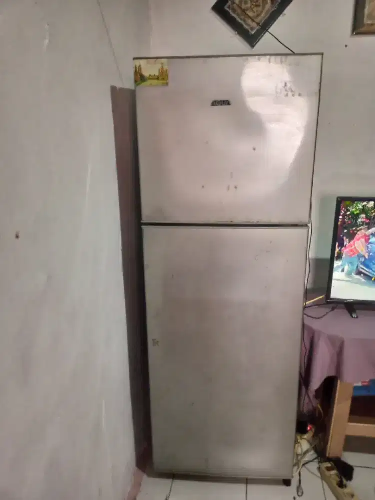 Kulkas dua pintu merk aqua