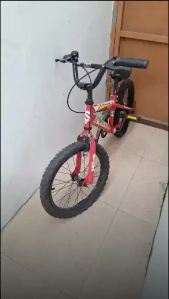 Sepeda anak warna merah
