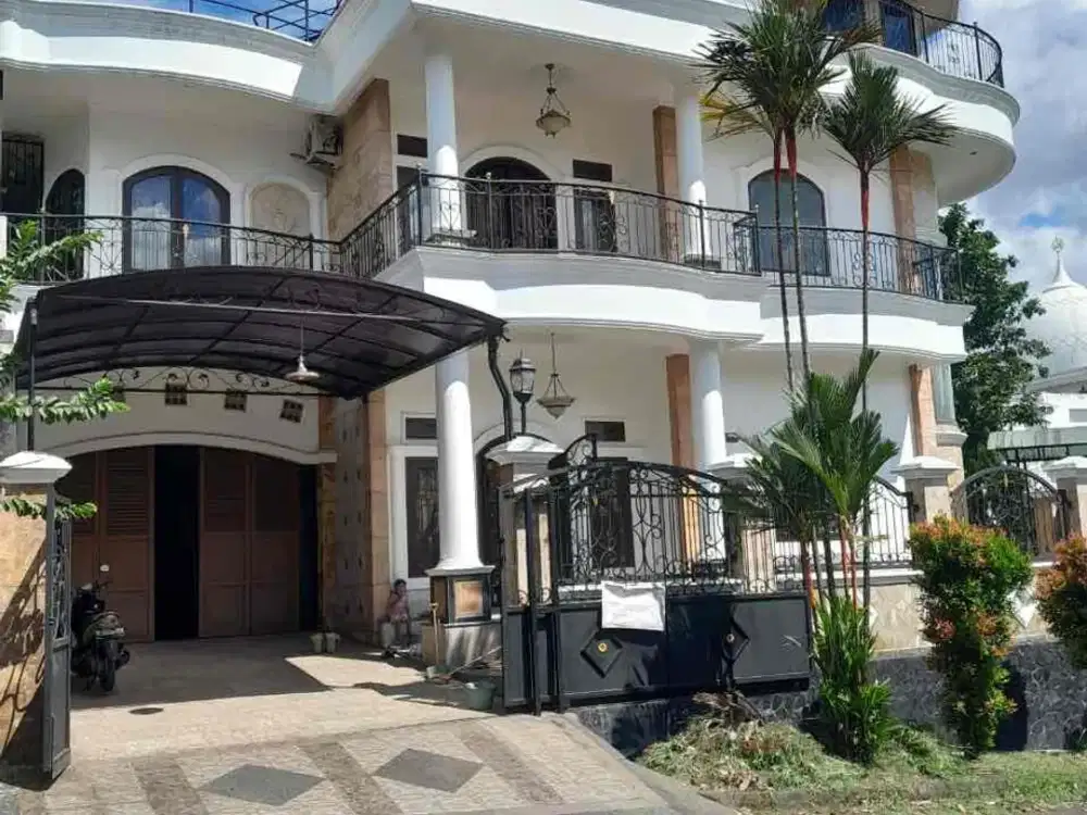 Dijual Rumah cantik 2 1/2 lantai di hook  Perumahan Gtiya Anggraini Cibinong