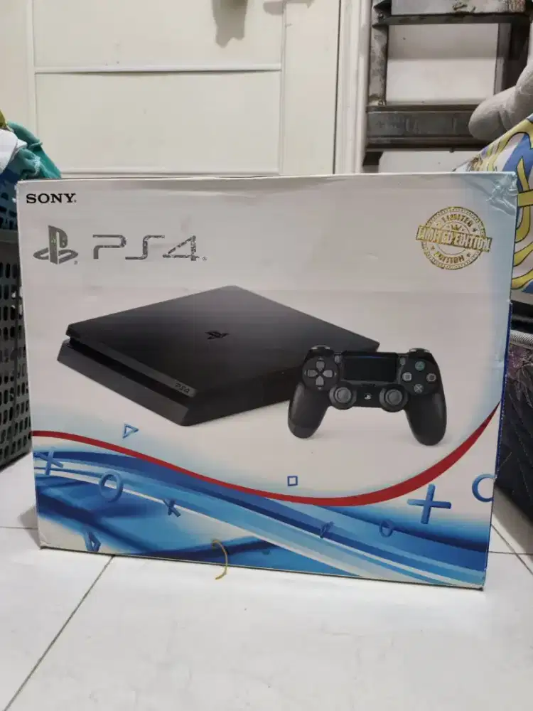 Yang mau jual ps4 slim / ps 4 pro fat playstation 4 saya ingin beli ps
