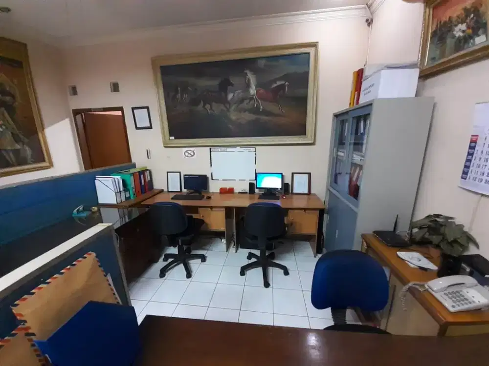 Deskripsi DESKRIPSI :  MURAH Sewa Ruang Kerja (Working Space) utk 4 Pegawai Lengkap Furniture All in.  Lengkap tinggal bawa Komputer, bisa Bayar Bulan