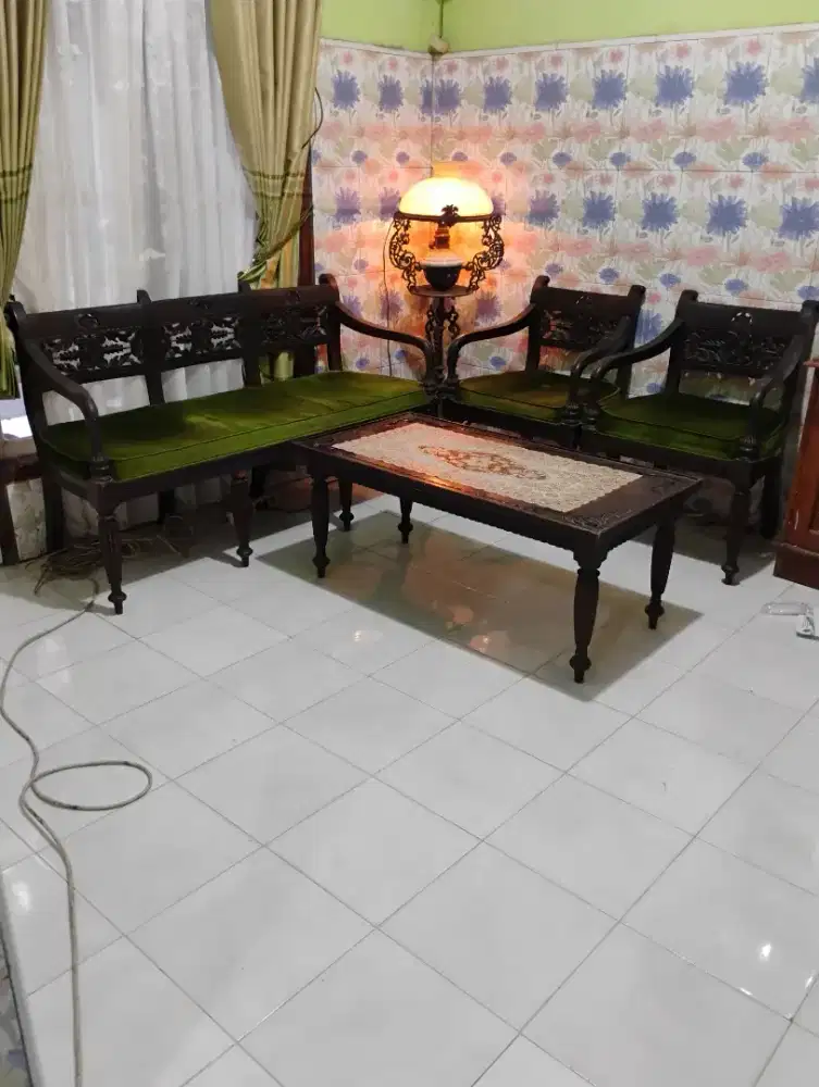 Kursi dan lampu antik