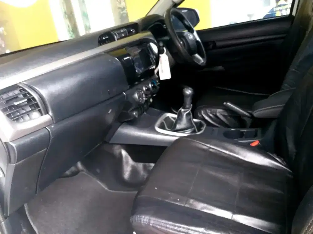Hilux warna putih tahun 2023
