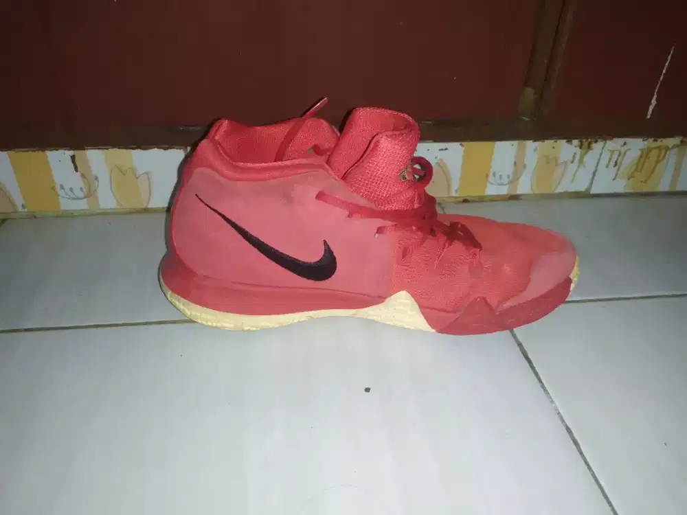 1Pasang Sepatu Nike,2 Celana panjang Kondisi masih baru.Aku jual murah