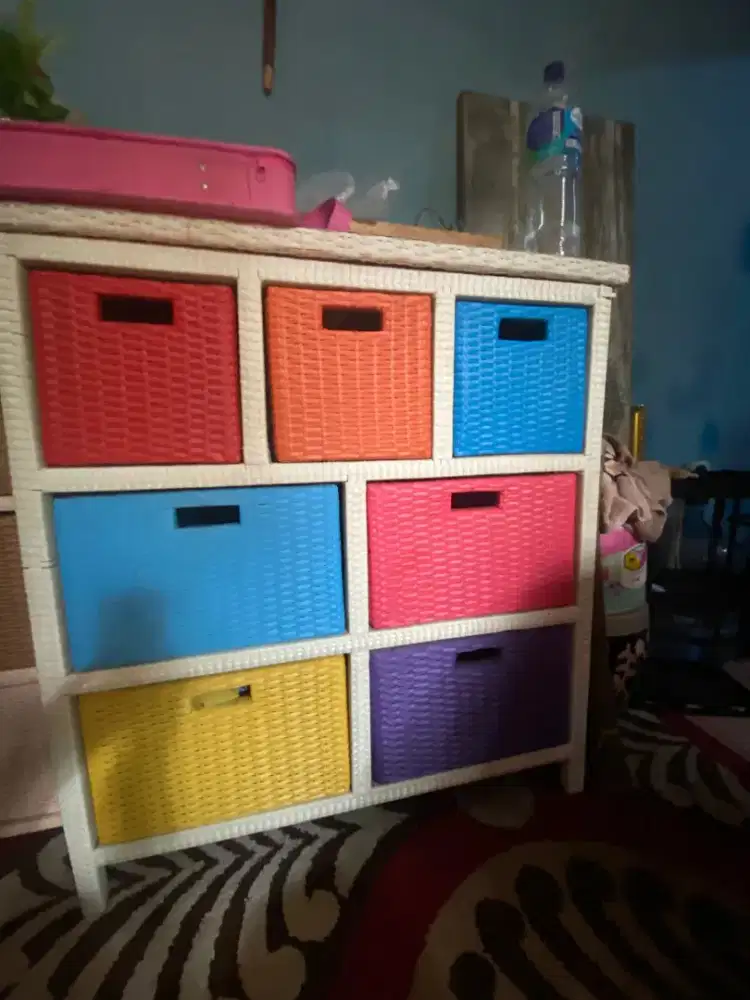 Lemari kayu warna warni