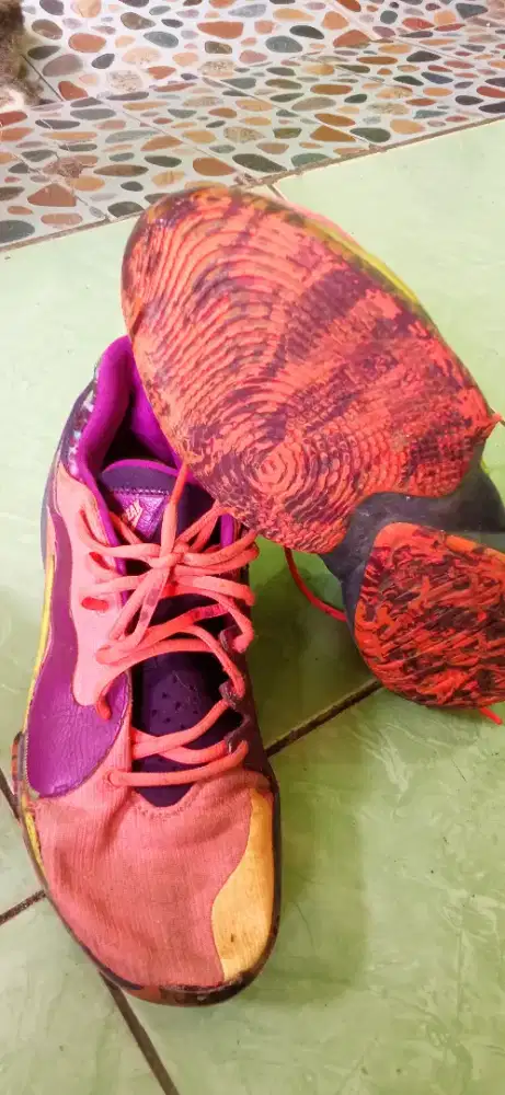 Sepatu basket freak minus