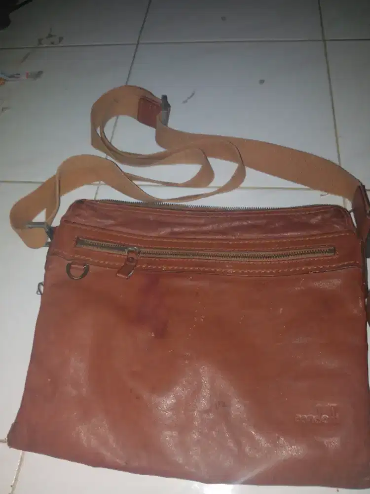 Tas kerja kulit slempang Condotti