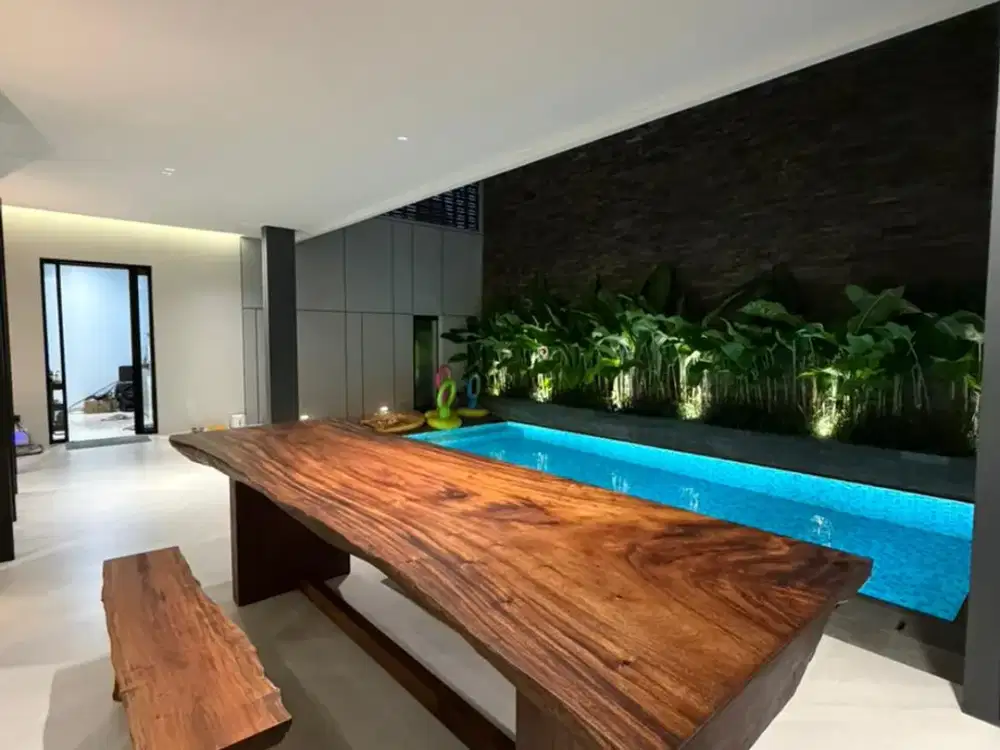 Y. Dijual Rumah baru classic modern dengan kolam renang di Singgasana Pradana Darmakusuma