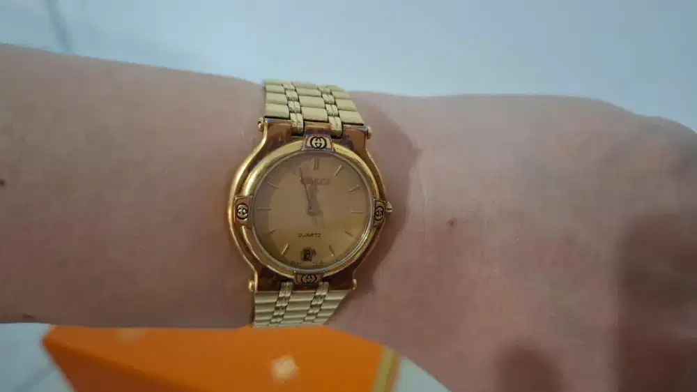 Jam GUCCI unisex merek Gucci Gold Plated Vintage Original tahun 1996